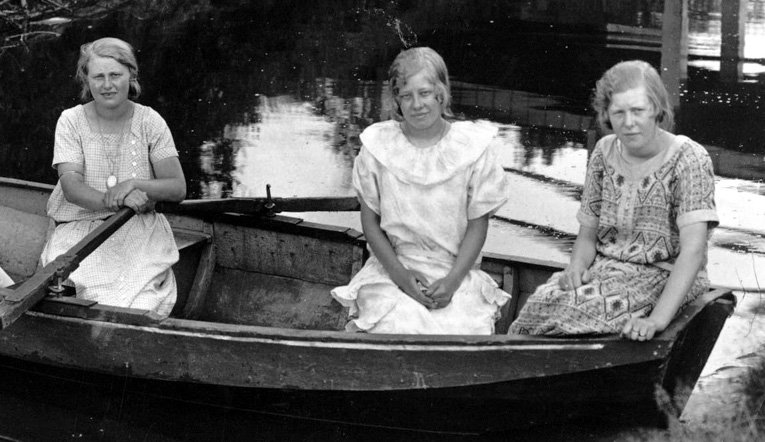 Kuitert, Doetje, Saakje en Janke in boot