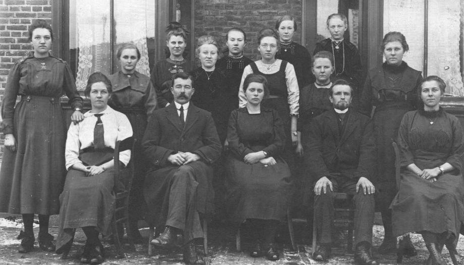 Kuitert, Jan (Jacob) 1880 met meisjes in Drenthe